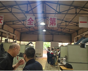 和靈石縣第一職業高中校領導在校考察